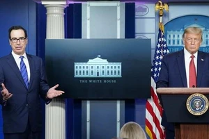 Bộ trưởng Tài chính Steven Mnuchin và Tổng thống Donald Trump trong cuộc họp báo ngày 10-8.