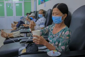 Bệnh nhân truyền hóa trị được phục vụ như trên một chuyến bay