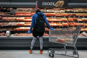 Người phụ nữ mua gà tại siêu thị ở Mỹ. Ảnh: GETTY IMAGES