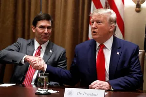 Tổng thống Mỹ Donald Trump (phải) và Bộ trưởng Quốc phòng Mark Esper (trái). Ảnh: AP