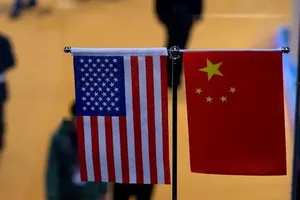 Cờ Mỹ và cờ Trung Quốc xếp cạnh nhau.