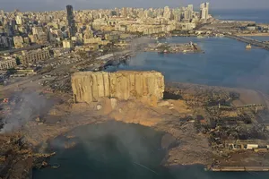 Khung cảnh đổ nát ở cảng Beirut (Lebanon) sau vụ nổ hôm 4-8. Ảnh: AP