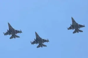 Hai chiến đấu cơ F-16 của Đài Loan (bên trái) có khả năng mang theo tên lửa không đối không hôm 10-8. Ảnh: TAIWANNEWS