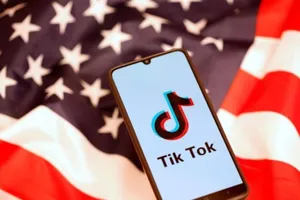Điện thoại có logo của TikTok đặt trên lá cờ Mỹ. Ảnh:REUTERS/Dado Ruvic