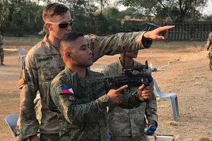 Một binh sĩ Mỹ huấn luyện cho một binh sĩ thuộc Lực lượng vũ trang Philippines cách vận hành phóng lựu M320 tháng 3-2019 tại tỉnh Nueva Ecija, Philippines. Ảnh: QUÂN ĐỘI MỸ