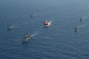 Tàu khoan Oruc Reis (giữa) và các hiến hạm hộ tống hôm 12-8. Ảnh: BỘ QUỐC PHÒNG THỔ NHĨ KỲ
