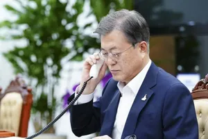 Tổng thống Hàn Quốc Moon Jae-in hội đàm qua điện thoại với Thủ tướng Úc Scott Morrison vào ngày 14-8. Ảnh: YONHAP NEWS