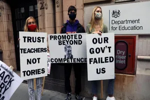 Học sinh biểu tình bên ngoài trụ sở Bộ Giáo dục Anh ngày 15-8-2020. Ảnh: REUTERS