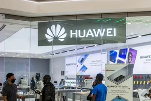 Khách hàng chờ đợi bên ngoài một cửa hàng Huawei ở TP Pretoria, Nam Phi.