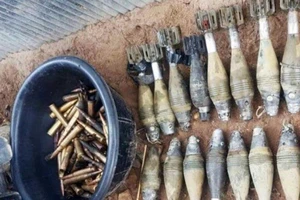 Bom đạn chưa nổ được vớt lên từ dưới đáy sông Mekong, tỉnh Kampong Cham. Ảnh: Cơ quan thông tin tỉnh Kampong 