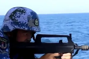 Hải quân Trung Quốc đang diễn tập trên tàu Huizhou. Ảnh: QUÂN ĐỘI TRUNG QUỐC