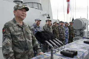 Chủ tịch Trung Quốc Tập Cận Bình giám sát hoạt động tập trận trên biển. Ảnh: AP