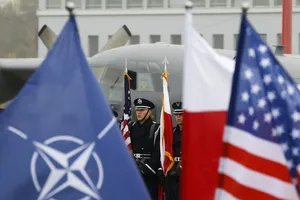Quốc kỳ Mỹ (phải) xếp cạnh cờ Tổ chức Hiệp ước Bắc Đại Tây Dương (NATO). 