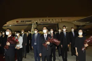 Nhân viên Tổng lãnh sự quán Trung Quốc tại Houston, Mỹ trở về Bắc Kinh bằng máy bay vào tối ngày 17-8.