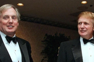 Ông Robert Trump (trái) cùng người anh Donald Trump – đương kim Tổng thống Mỹ (ảnh chụp năm 1999). Ảnh: AP