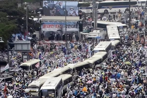 Cuộc tuần hành quy mô lớn ở TP Seoul hôm 15-8. Ảnh: YONHAP