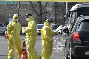 Nhân viên y tế Hàn Quốc đang thực hiện xét nghiệm cho người dân. Ảnh: JUNG YEON-JE/AFP