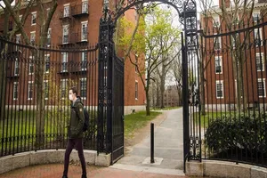 Một sinh viên trước khuôn viên của Đại học Harvard (Mỹ). Ảnh: BLOOMBERG
