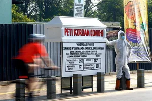 Một chiếc quan tài giả được đặt bên đường ở Jakarta để cảnh báo người dân về sự nguy hiểm của COVID-19. Ảnh: REUTERS