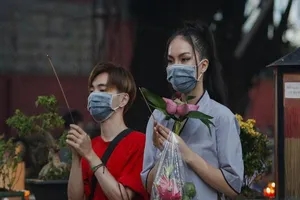 Tháng 7, người Sài Gòn mang khẩu trang kín mít đi chùa 