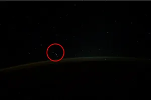 Hình ảnh được cho là nhóm 5 UFO do phi hành gia Ivan Vagner chia sẻ. Ảnh: TWITTER