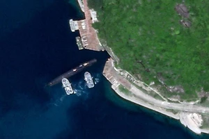 Tàu ngầm Trung Quốc đang tiến vào căn cứ. Ảnh: PLANET LABS