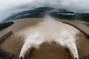 Đập Tam Hiệp đang xả lũ. Ảnh: REUTERS