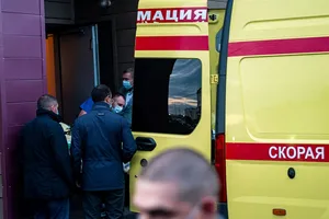 Ông Alexai Navalny được đưa lên xe cấp cứu tại Omsk (Nga) để chuẩn bị lên máy bay tới Berlin (Đức) điều trị. Ảnh: AFP