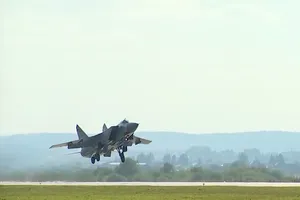 Video: Phi công trẻ lần đầu lái MiG-31 lên tầng bình lưu
