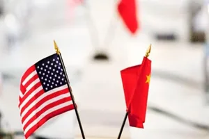 Quốc kỳ Mỹ đặt cạnh quốc kỳ Trung Quốc.