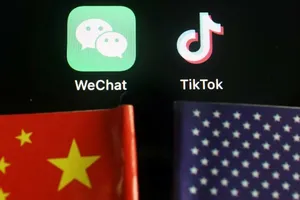 Quốc kỳ Mỹ và Logo ứng dụng TikTok.