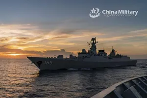 Tàu khu trục tên lửa dẫn đường Vũ Hán (Hull 169) diễn tập ở Biển Đông ngày 18-6.