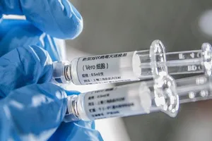 Một mẫu vaccine COVID-19 do Tập đoàn Dược quốc gia Trung Quốc đang điều chế. 