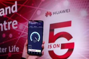 Một nhân viên kiểm tra tốc độ mạng 5G trên điện thoại di động Huawei vào ngày 28-1.