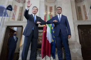 Bộ trưởng Ngoại giao Trung Quốc Vương Nghị (trái) và Ngoại trưởng Ý Luigi Di Maio.