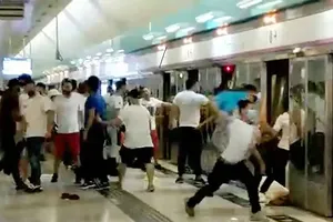 Một đám đông áo trắng có vũ trang tấn công hành khách ở trạm tàu điện Tây Nguyên Lãng hôm 21-7-2019. Ảnh: SCMP