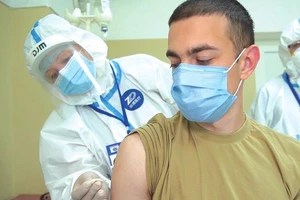 Một tình nguyện viên tham gia thử nghiệm lâm sàng vaccine trị COVID-19 ở thủ đô Moscow (Nga) hôm 13-7. Ảnh: VCG