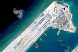 Đường băng Trung Quốc xây dựng trái phép trên đá Chữ Thập thuộc quần đảo Trường Sa của Việt Nam (Ảnh chụp vào tháng 4-2015). Ảnh: USNI
