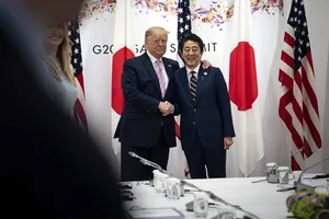 Thủ tướng Nhật Bản Shinzo Abe (phải) và Tổng thống Mỹ Donald Trump (trái) tại Hội nghị thượng đỉnh G20 (Nhật Bản) năm 2019. Ảnh: NYT