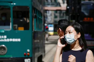 Một phụ nữ đeo khẩu trang y tế sau khi đại dịch COVID-19 bùng phát ở Hong Kong, Trung Quốc. ẢNH: REUTERS 