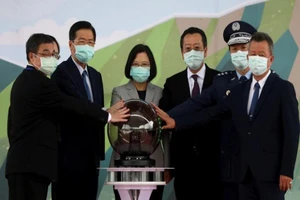 Lãnh đạo Đài Loan Thái Anh Văn (giữa) trong buổi khánh thành trung tâm bảo dưỡng máy bay F-16 ngày 28-8.