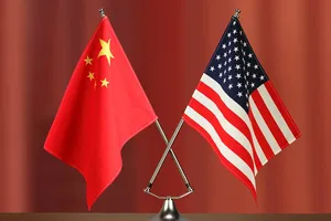 Cờ Trung Quốc và cờ Mỹ. Ảnh: REUTERS