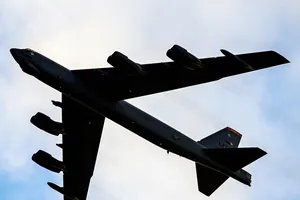 Một máy bay ném bom B-52 của Mỹ bay trên bầu trời căn cứ không quân Fairford (Anh). Ảnh: US AIR FORCE