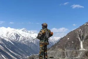 Một binh sĩ Ấn Độ đứng gác tại biên giới Ấn Độ - Trung Quốc ở vùng Ladakh đang tranh chấp. Ảnh: AFP