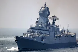 Khu trục hạm INS Kolkata trang bị tên lửa dẫn đường của Hải quân Ấn Độ hoạt động ở Tây Ấn Độ Dương.