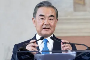 Bộ trưởng Ngoại giao Trung Quốc Vương Nghị trong cuộc họp báo ngày 30-8 ở thủ đô Paris, Pháp. Ảnh: AFP