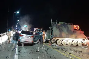 Hiện trường vụ tai nạn giữa xe bọc thép quân đội Mỹ và chiếc xe SUV. 