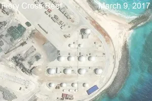 Hệ thống radar Trung Quốc xây phi pháp trên đá Chữ Thập (thuộc quần đảo Trường Sa của Việt Nam). Ảnh: AMTI