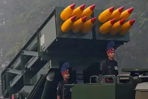 Hệ thống phóng tên lửa đa nòng Pinaka của Quân đội Ấn Độ được trưng bày trong buổi diễn tập ở TP Calcutta, Ấn Độ, ngày 21-1 năm 2018. ẢNH: REUTERS