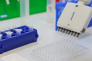 Một nhân viên Viện Gamaleya làm việc trong quá trình phát triển vaccine Sputnik V ngừa COVID-19. Ảnh: REUTERS